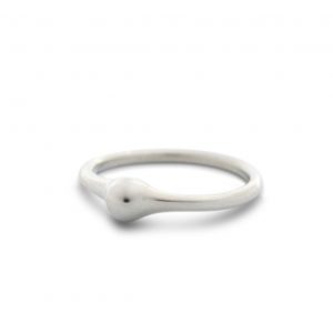 Anillo de plata 925. Objeto diseñado y fabricado artesanalmente en Madrid, España, por el estudio-taller de malicia. Este anillo ha sido fabricado por personas que disfrutan su trabajo.