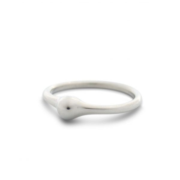 Anillo de plata 925. Objeto diseñado y fabricado artesanalmente en Madrid, España, por el estudio-taller de malicia. Este anillo ha sido fabricado por personas que disfrutan su trabajo.