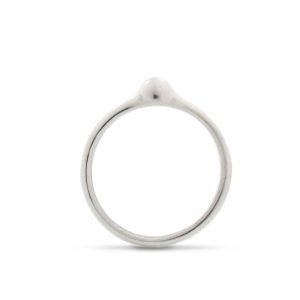 Anillo de plata 925. Objeto diseñado y fabricado artesanalmente en Madrid, España, por el estudio-taller de malicia. Este anillo ha sido fabricado por personas que disfrutan su trabajo.