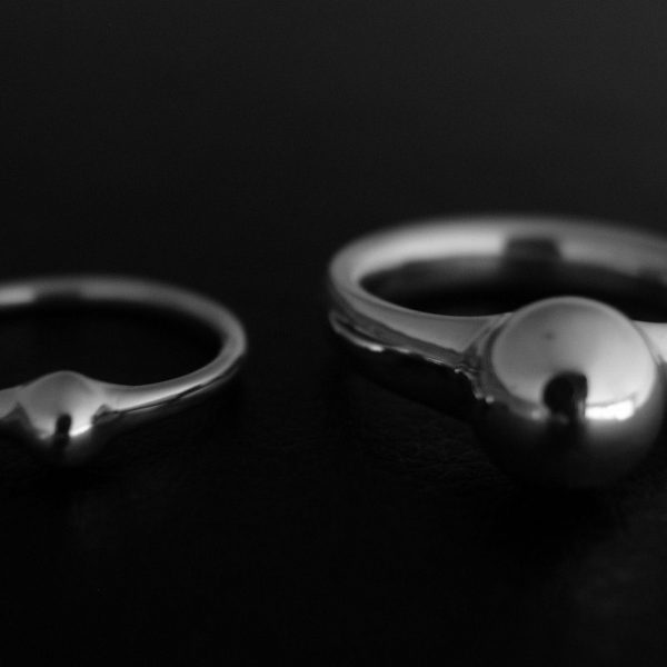 Anillo de plata 925. Objeto diseñado y fabricado artesanalmente en Madrid, España, por el estudio-taller de malicia. Este anillo ha sido fabricado por personas que disfrutan su trabajo.
