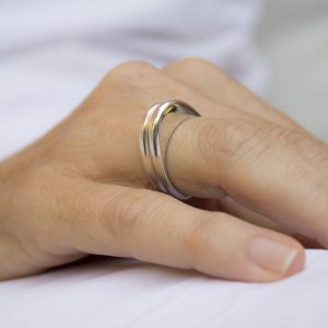 Anillos de plata 925. Ancho 3´5mm, se alza sobre el dedo 7mm. Objeto diseñado y fabricado artesanalmente en Madrid, España, por el estudio-taller de malicia. Este anillo ha sido fabricado por personas que disfrutan su trabajo.