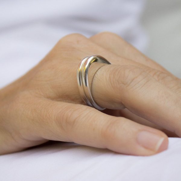 Anillos de plata 925. Ancho 3´5mm, se alza sobre el dedo 7mm. Objeto diseñado y fabricado artesanalmente en Madrid, España, por el estudio-taller de malicia. Este anillo ha sido fabricado por personas que disfrutan su trabajo.