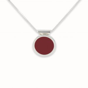Colgante de plata 925 mate con resina roja. Diámetro 15mm, altura 4mm. Cadena de plata tipo "veneciana", longitud opcional 40cm, 45cm, 50cm. Cierre de "reasa" sencillo. Objeto diseñado y fabricado artesanalmente en Madrid, España, por el estudio-taller de malicia. Este colgante ha sido fabricado por personas que disfrutan su trabajo
