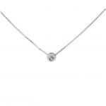 Gargantilla con colgante de plata 925 de 5mm de diámetro, y circonita talla brillante de 2mm. Cadena de plata 925, longitud opcional 40, 45 o 50cm. Cierre de "reasa" pequeña. Objeto diseñado y fabricado artesanalmente en Madrid, España, por el estudio-taller de malicia. Este anillo ha sido fabricado por personas que disfrutan su trabajo.