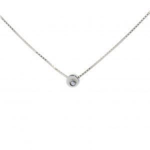 Gargantilla con colgante de plata 925 de 5mm de diámetro, y circonita talla brillante de 2mm. Cadena de plata 925, longitud opcional 40, 45 o 50cm. Cierre de "reasa" pequeña. Objeto diseñado y fabricado artesanalmente en Madrid, España, por el estudio-taller de malicia. Este anillo ha sido fabricado por personas que disfrutan su trabajo.