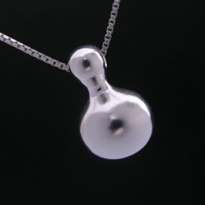 Colgante de plata 925. Cadena "veneciana" 45cm. Objeto diseñado y fabricado artesanalmente en Madrid, España, por el estudio-taller de malicia. Este colgante ha sido fabricado por personas que disfrutan su trabajo.