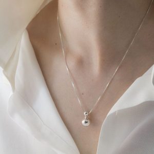 Colgante de plata 925. Cadena "veneciana" 45cm.  Objeto diseñado y fabricado artesanalmente en Madrid, España, por el estudio-taller de malicia. Este colgante ha sido fabricado por personas que disfrutan su trabajo.