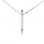 Colgante de plata 925 mate de 25mm de longitud, con circonita talla brillante de 2mm.  Cadena de plata 925, longitud opcional 40, 45 o 50cm. Cierre de "reasa" pequeña. Objeto diseñado y fabricado artesanalmente en Madrid, España, por el estudio-taller de malicia. Este colgante ha sido fabricado por personas que disfrutan su trabajo.