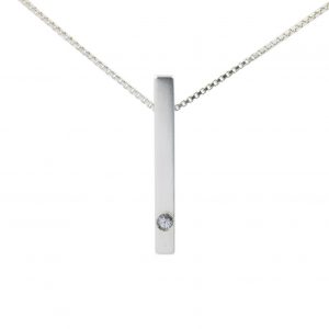 Colgante de plata 925 mate de 25mm de longitud, con circonita talla brillante de 2mm.  Cadena de plata 925, longitud opcional 40, 45 o 50cm. Cierre de "reasa" pequeña. Objeto diseñado y fabricado artesanalmente en Madrid, España, por el estudio-taller de malicia. Este colgante ha sido fabricado por personas que disfrutan su trabajo.