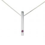 Colgante de plata 925 mate de 25mm de longitud, con rubí talla brillante de 2mm.  Cadena de plata 925, longitud opcional 40, 45 o 50cm. Cierre de "reasa" pequeña. Objeto diseñado y fabricado artesanalmente en Madrid, España, por el estudio-taller de malicia. Este anillo ha sido fabricado por personas que disfrutan su trabajo.