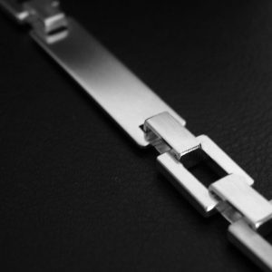 Esclava de plata 925 mate, de eslabones macizos con placa para inscripción. Ancho 13mm. Cierre oculto de diseño propio. Longitud opcional 18,5, 20, 21,5 o 23 cm para cualquier otra medida sólo tienes que ponerte en contacto con nosotros. Espacio útil de grabado, 40 x 13mm.