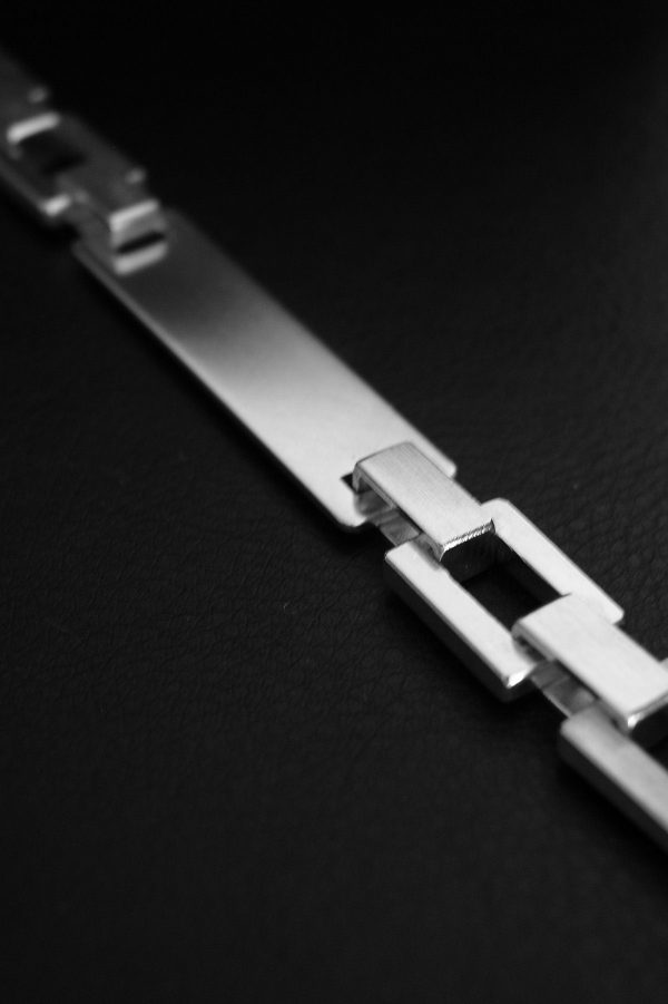 Esclava de plata 925 mate, de eslabones macizos con placa para inscripción. Ancho 13mm. Cierre oculto de diseño propio. Longitud opcional 18,5, 20, 21,5 o 23 cm para cualquier otra medida sólo tienes que ponerte en contacto con nosotros. Espacio útil de grabado, 40 x 13mm.