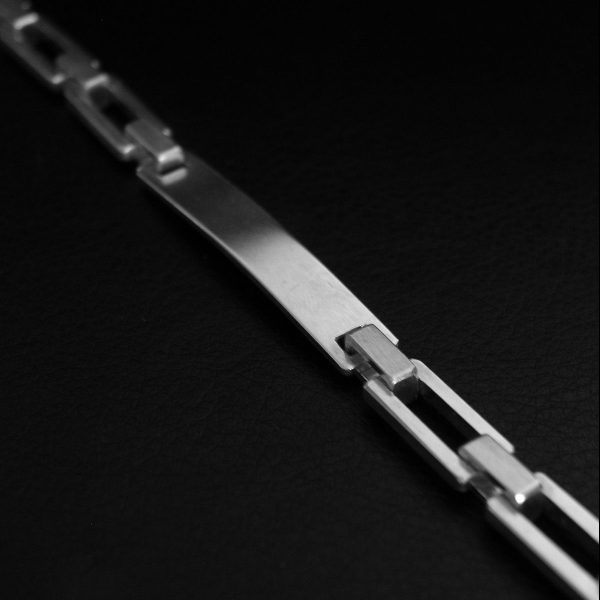 Esclava de eslabones macizos de plata 925 mate, con placa para inscripción. Cierre oculto de diseño propio. Ancho 8mm. Longitud opcional 16, 18, 20 o 22cm
