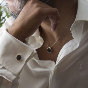 Gemelos y colgante de plata 925 con incrustaciones de madera de ébano. Diámetro 15mm, grosor 4mm. Sistema de cilindro basculante. Objeto diseñado y fabricado artesanalmente en Madrid, España, por el estudio-taller de malicia. Estos gemelos han sido fabricados por personas que disfrutan su trabajo.