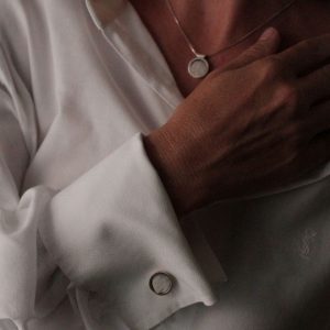 Gemelos y colgante de plata 925  y piel de vacuno blanca.