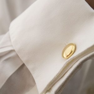 Gemelos rígidos de bronce macizo con baño de oro 24kt, acabado pulido. Peso aprox. 8 g. cada pieza. Longitud total 15mm, diámetro mayor 14mm, diámetro menor 10mm. Modelo perfecto para la inscripción de iniciales (o cualquier otra personalización), contacta con nosotros sin compromiso para que podamos valorar y presupuestar la solución óptima para ti. Objetos diseñados y fabricados artesanalmente en Madrid, España, por el estudio-taller de malicia. Acabado envejecido y mateado. Estos gemelos han sido fabricados por personas que disfrutan su trabajo.
