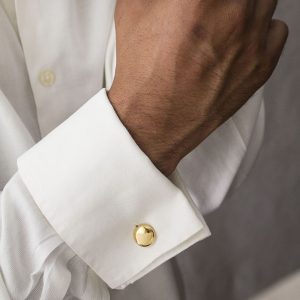 Gemelos rígidos de bronce macizo con baño de oro 24kt, acabado pulido. Peso aprox. 8 g. cada pieza. Longitud total 15mm, diámetro mayor 14mm, diámetro menor 10mm. Modelo perfecto para la inscripción de iniciales (o cualquier otra personalización), contacta con nosotros sin compromiso para que podamos valorar y presupuestar la solución óptima para ti. Objetos diseñados y fabricados artesanalmente en Madrid, España, por el estudio-taller de malicia. Acabado envejecido y mateado. Estos gemelos han sido fabricados por personas que disfrutan su trabajo.