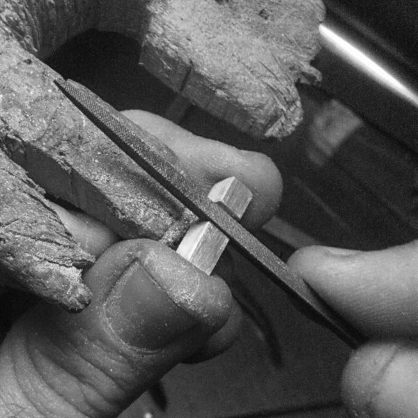 Gemelos rígidos de plata 925 mate con incrustación de madera de ébano. Diámetro 15mm. Sistena de barra basculante. Objeto diseñado y fabricado artesanalmente en Madrid, España, por el estudio-taller de malicia. Estos gemelos han sido fabricadon por personas que disfrutan su trabajo.