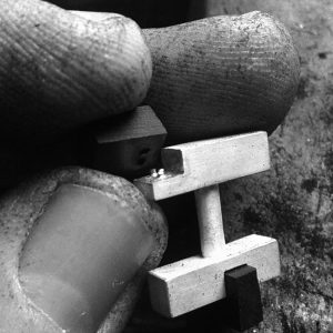 Gemelos rígidos de plata 925 mate con incrustación de madera de ébano. Diámetro 15mm. Sistena de barra basculante. Objeto diseñado y fabricado artesanalmente en Madrid, España, por el estudio-taller de malicia. Estos gemelos han sido fabricadon por personas que disfrutan su trabajo.