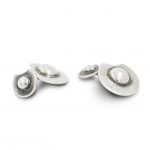 Gemelos de articulación doble, de plata 925 envejecida. diámetro de las bacías 19 y 12mm. Objeto diseñado y fabricado artesanalmente en Madrid, España, por el estudio-taller de malicia. Estos gemelos han sido fabricados por personas que disfrutan su trabajo.