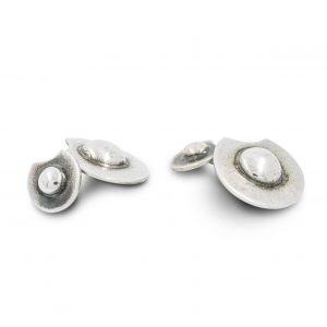 Gemelos de articulación doble, de plata 925 envejecida. diámetro de las bacías 19 y 12mm. Objeto diseñado y fabricado artesanalmente en Madrid, España, por el estudio-taller de malicia. Estos gemelos han sido fabricados por personas que disfrutan su trabajo.