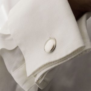 Gemelos macizos de plata 925. Peso aprox. 9 g. cada pieza. Longitud total 15mm, diámetro mayor 14mm, diámetro menor 11mm. Acabado envejecido y mateado. Modelo perfecto para la inscripción de iniciales (o cualquier otra personalización), contacta con nosotros sin compromiso para que podamos valorar y presupuestar la solución óptima para ti. Objeto diseñado y fabricado artesanalmente en Madrid, España, por el estudio-taller de malicia. Estos gemelos han sido fabricados por personas que disfrutan su trabajo.