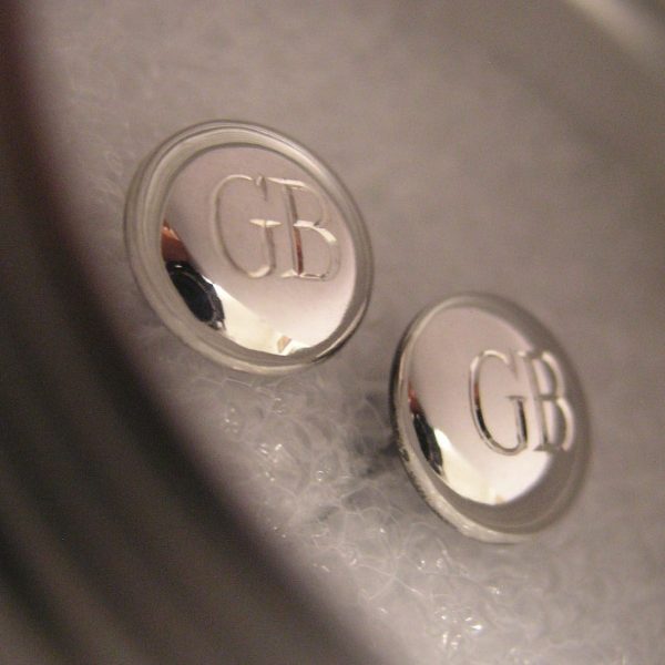 Gemelos macizos de plata 925. Peso aprox. 9 g. cada pieza. Longitud total 15mm, diámetro mayor 14mm, diámetro menor 11mm. Acabado envejecido y mateado. Modelo perfecto para la inscripción de iniciales (o cualquier otra personalización), contacta con nosotros sin compromiso para que podamos valorar y presupuestar la solución óptima para ti. Objeto diseñado y fabricado artesanalmente en Madrid, España, por el estudio-taller de malicia. Estos gemelos han sido fabricados por personas que disfrutan su trabajo.