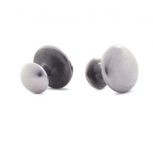 Gemelos macizos de plata 925. Peso aprox. 9 g. cada pieza. Longitud total 15mm, diámetro mayor 14mm, diámetro menor 11mm. Acabado envejecido y mateado. Modelo perfecto para la inscripción de iniciales (o cualquier otra personalización), contacta con nosotros sin compromiso para que podamos valorar y presupuestar la solución óptima para ti. Objeto diseñado y fabricado artesanalmente en Madrid, España, por el estudio-taller de malicia. Estos gemelos han sido fabricados por personas que disfrutan su trabajo.