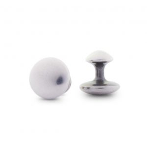 Gemelos macizos de plata 925. Peso aprox. 9 g. cada pieza. Longitud total 15mm, diámetro mayor 14mm, diámetro menor 11mm. Acabado envejecido y mateado. Modelo perfecto para la inscripción de iniciales (o cualquier otra personalización), contacta con nosotros sin compromiso para que podamos valorar y presupuestar la solución óptima para ti. Objeto diseñado y fabricado artesanalmente en Madrid, España, por el estudio-taller de malicia. Estos gemelos han sido fabricados por personas que disfrutan su trabajo.