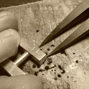 Gemelos rígidos de plata 925 mate con incrustación de madera de ébano. Diámetro 15mm. Sistena de barra basculante. Objeto diseñado y fabricado artesanalmente en Madrid, España, por el estudio-taller de malicia. Estos gemelos han sido fabricadon por personas que disfrutan su trabajo.