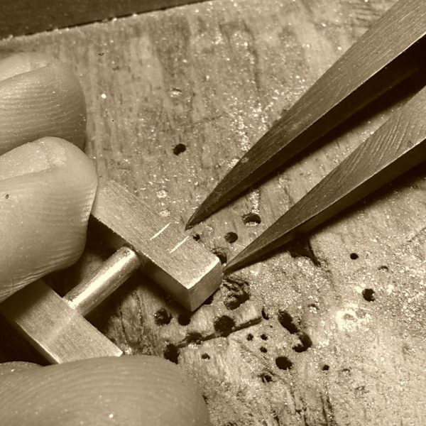Gemelos rígidos de plata 925 mate con incrustación de madera de ébano. Diámetro 15mm. Sistena de barra basculante. Objeto diseñado y fabricado artesanalmente en Madrid, España, por el estudio-taller de malicia. Estos gemelos han sido fabricadon por personas que disfrutan su trabajo.