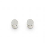 Pendientes de plata 925 mate. Diámetro 5mm, altura 3,5mm. Cierres de presión tipo "mariposa" de 6mm. Objeto diseñado y fabricado artesanalmente en Madrid, España, por el estudio-taller de malicia. Este anillo ha sido fabricado por personas que disfrutan su trabajo.