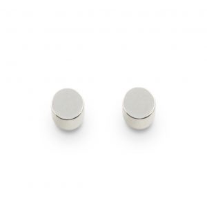Pendientes de plata 925 mate. Diámetro 5mm, altura 3,5mm. Cierres de presión tipo "mariposa" de 6mm. Objeto diseñado y fabricado artesanalmente en Madrid, España, por el estudio-taller de malicia. Este anillo ha sido fabricado por personas que disfrutan su trabajo.