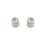 Pendientes de plata 925 mate con circonitas talla brillante de 2mm. Diámetro 5mm, altura 3,5mm. Cierres de presión tipo "mariposa" de 6mm. Objeto diseñado y fabricado artesanalmente en Madrid, España, por el estudio-taller de malicia. Este anillo ha sido fabricado por personas que disfrutan su trabajo.