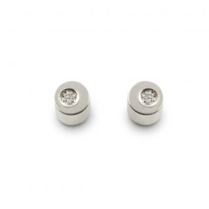 Pendientes de plata 925 mate con circonitas talla brillante de 2mm. Diámetro 5mm, altura 3,5mm. Cierres de presión tipo "mariposa" de 6mm. Objeto diseñado y fabricado artesanalmente en Madrid, España, por el estudio-taller de malicia. Este anillo ha sido fabricado por personas que disfrutan su trabajo.