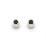 Pendientes de plata 925 mate con resina negra. Diámetro 5mm, altura 3,5mm. Cierres de presión tipo "mariposa" de 6mm. Objeto diseñado y fabricado artesanalmente en Madrid, España, por el estudio-taller de malicia. Estos pendientes han sido fabricados por personas que disfrutan su trabajo.
