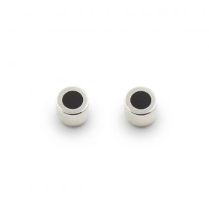 Pendientes de plata 925 mate con resina negra. Diámetro 5mm, altura 3,5mm. Cierres de presión tipo "mariposa" de 6mm. Objeto diseñado y fabricado artesanalmente en Madrid, España, por el estudio-taller de malicia. Estos pendientes han sido fabricados por personas que disfrutan su trabajo.