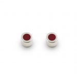 Pendientes de plata 925 mate con resina roja. Diámetro 5mm, altura 3,5mm. Cierres de presión tipo "mariposa" de 6mm. Objeto diseñado y fabricado artesanalmente en Madrid, España, por el estudio-taller de malicia. Estos pendientes han sido fabricados por personas que disfrutan su trabajo.