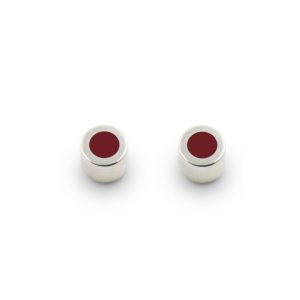 Pendientes de plata 925 mate con resina roja. Diámetro 5mm, altura 3,5mm. Cierres de presión tipo "mariposa" de 6mm. Objeto diseñado y fabricado artesanalmente en Madrid, España, por el estudio-taller de malicia. Estos pendientes han sido fabricados por personas que disfrutan su trabajo.