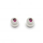 Pendientes de plata 925 mate con rubíes talla brillante de 2mm. Diámetro 5mm, altura 3,5mm. Cierres de presión tipo "mariposa" de 6mm. Objeto diseñado y fabricado artesanalmente en Madrid, España, por el estudio-taller de malicia. Este anillo ha sido fabricado por personas que disfrutan su trabajo.