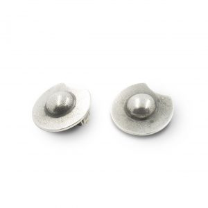 Pendientes de plata 925 envejecida, diámetro 19mm. Sistema de "clip", sin pasador.  Objeto diseñado y fabricado artesanalmente en Madrid, España, por el estudio-taller de malicia. Estos pendientes han sido fabricados por personas que disfrutan su trabajo.