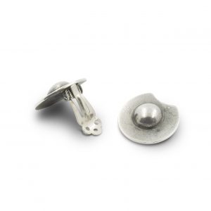 Pendientes de plata 925 envejecida, diámetro 19mm. Sistema de "clip", sin pasador.  Objeto diseñado y fabricado artesanalmente en Madrid, España, por el estudio-taller de malicia. Estos pendientes han sido fabricados por personas que disfrutan su trabajo.