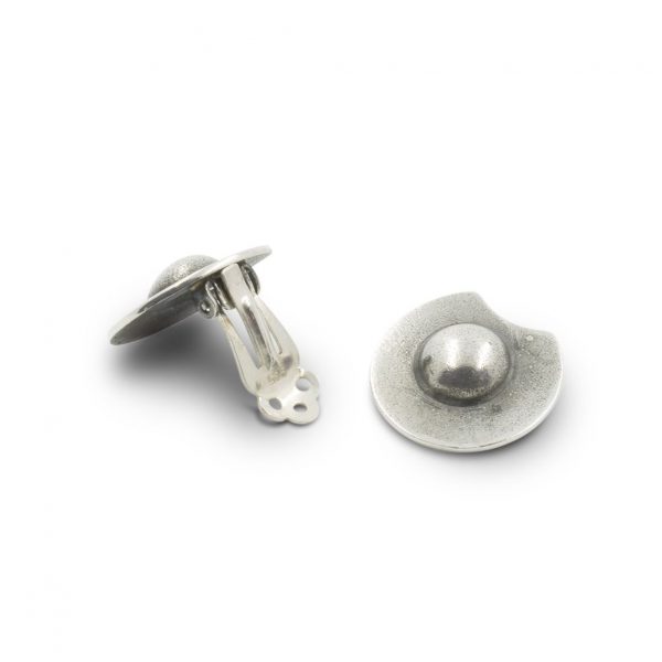 Pendientes de plata 925 envejecida, diámetro 19mm. Sistema de "clip", sin pasador.  Objeto diseñado y fabricado artesanalmente en Madrid, España, por el estudio-taller de malicia. Estos pendientes han sido fabricados por personas que disfrutan su trabajo.