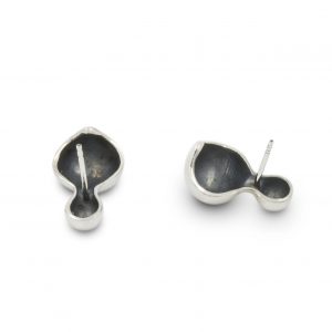 Pendientes de plata 925. Cierres de presión tipo "mariposa" de 6mm.  Objeto diseñado y fabricado artesanalmente en Madrid, España, por el estudio-taller de malicia. Estos pendientes han sido fabricados por personas que disfrutan su trabajo.