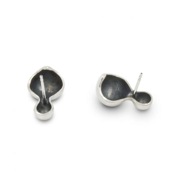Pendientes de plata 925. Cierres de presión tipo "mariposa" de 6mm.  Objeto diseñado y fabricado artesanalmente en Madrid, España, por el estudio-taller de malicia. Estos pendientes han sido fabricados por personas que disfrutan su trabajo.