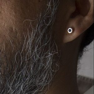 Pendientes de plata 925 mate con resina negra. Diámetro 5mm, altura 3,5mm. Cierres de presión tipo "mariposa" de 6mm. Objeto diseñado y fabricado artesanalmente en Madrid, España, por el estudio-taller de malicia. Estos pendientes han sido fabricados por personas que disfrutan su trabajo.