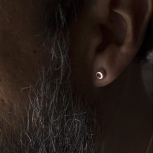 Pendientes de plata 925 mate con resina roja. Diámetro 5mm, altura 3,5mm. Cierres de presión tipo "mariposa" de 6mm. Objeto diseñado y fabricado artesanalmente en Madrid, España, por el estudio-taller de malicia. Estos pendientes han sido fabricados por personas que disfrutan su trabajo.