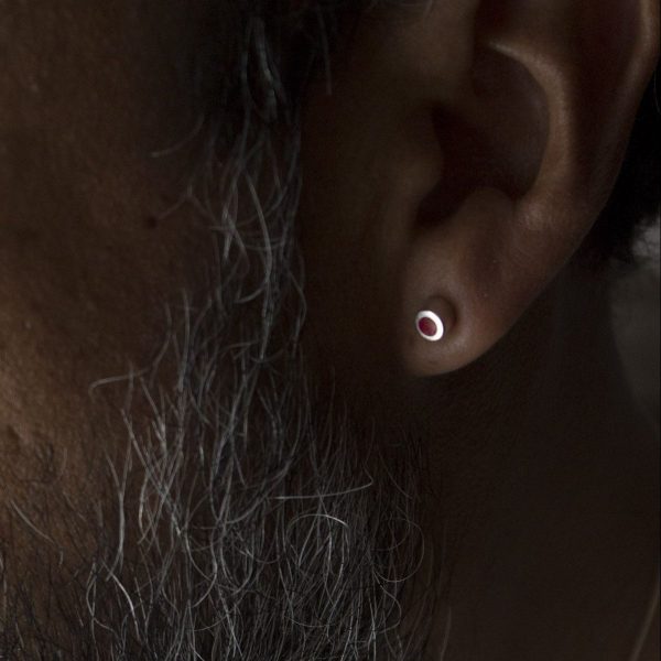 Pendientes de plata 925 mate con resina roja. Diámetro 5mm, altura 3,5mm. Cierres de presión tipo "mariposa" de 6mm. Objeto diseñado y fabricado artesanalmente en Madrid, España, por el estudio-taller de malicia. Estos pendientes han sido fabricados por personas que disfrutan su trabajo.