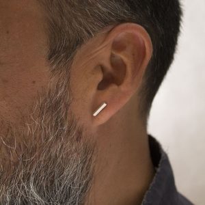 endientes de plata 925 mate. Sección 2x2mm, longitud 12mm.. Cierres de presión tipo "mariposa" de 6mm. Objeto diseñado y fabricado artesanalmente en Madrid, España, por el estudio-taller de malicia. Estos pendientes han sido fabricados por personas que disfrutan su trabajo.