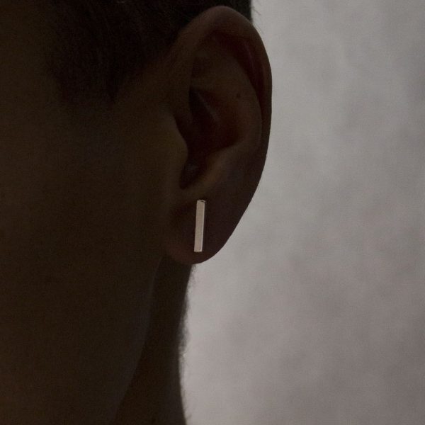 endientes de plata 925 mate. Sección 2x2mm, longitud 12mm.. Cierres de presión tipo "mariposa" de 6mm. Objeto diseñado y fabricado artesanalmente en Madrid, España, por el estudio-taller de malicia. Estos pendientes han sido fabricados por personas que disfrutan su trabajo.